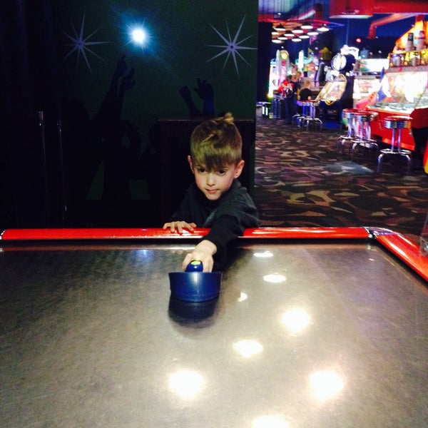 Photo taken at Dave &amp; Buster&#39;s by Zarina M. on 5/16/2015