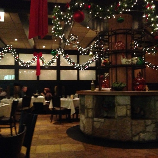 12/1/2013 tarihinde Zarina M.ziyaretçi tarafından Carlucci Restaurant &amp; Bar'de çekilen fotoğraf