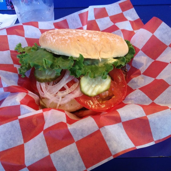 Foto scattata a Teddy&#39;s Bigger Burgers da Mason R. il 6/29/2013