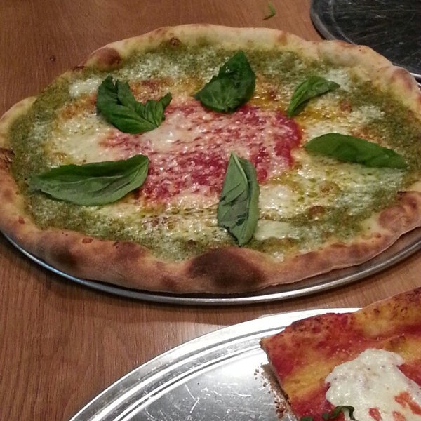 12/29/2013 tarihinde Talya M.ziyaretçi tarafından Pellicola Pizzeria'de çekilen fotoğraf