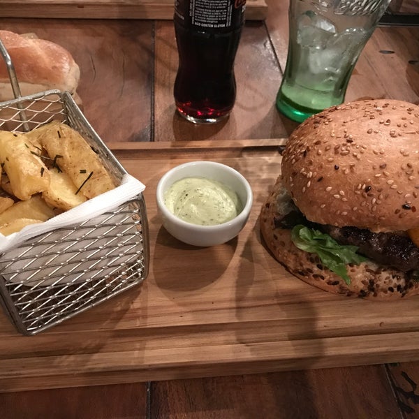 8/9/2017 tarihinde Jéssica B.ziyaretçi tarafından Vermelho Burgers &amp; Steaks'de çekilen fotoğraf