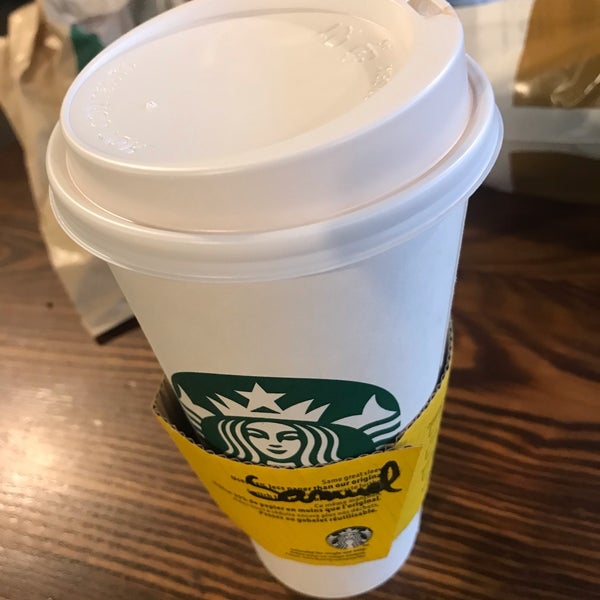 รูปภาพถ่ายที่ Starbucks โดย Samuel L. เมื่อ 2/4/2019
