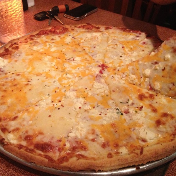 Foto diambil di Hideaway Pizza oleh Buket pada 9/20/2013