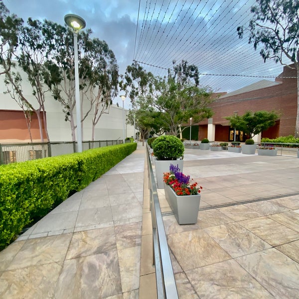 Bridge of Gardens, Pedestrian Walkway that Connects the Two Side of South  Coast Plaza Editorial Photography - Image of california, bridge: 161019787