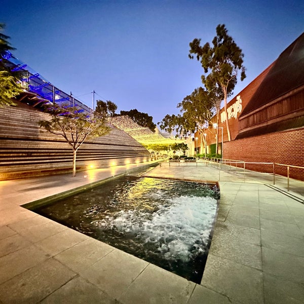 COSTA MESA, CALIFORNIA - 4 APR 2023: Unity Bridge, connecting South Coast  Plaza and Town Center and The Segerstrom Center Stock Photo - Alamy