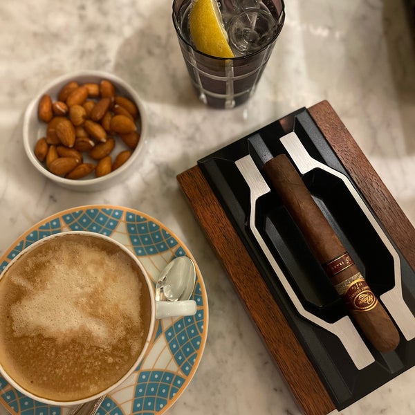 Foto tomada en Turquoise Cigar Lounge - Ritz Carlton  por Mohammad el 6/20/2023