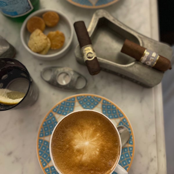 3/29/2023 tarihinde Mohammadziyaretçi tarafından Turquoise Cigar Lounge - Ritz Carlton'de çekilen fotoğraf