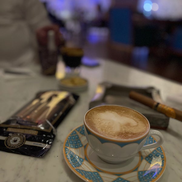 3/30/2023 tarihinde Mohammadziyaretçi tarafından Turquoise Cigar Lounge - Ritz Carlton'de çekilen fotoğraf