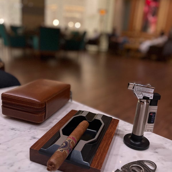 Foto scattata a Turquoise Cigar Lounge - Ritz Carlton da Mohammad il 7/15/2023