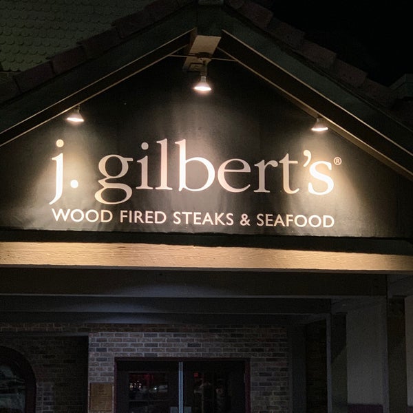 Foto scattata a J. Gilbert&#39;s Wood-Fired Steaks &amp; Seafood da Duncan W. il 12/5/2019
