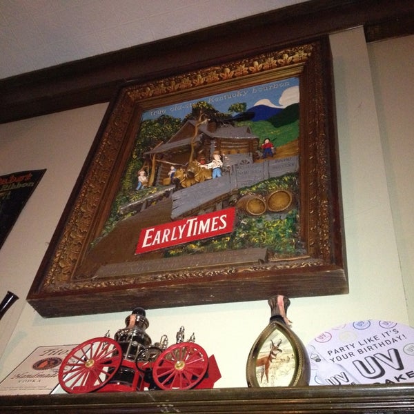 Foto diambil di The Ivanhoe Pub &amp; Eatery oleh Katrina K. pada 3/2/2013