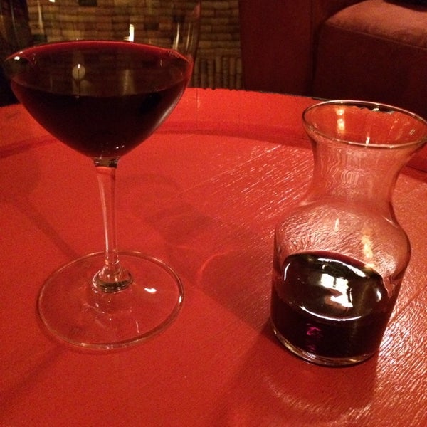 Das Foto wurde bei Aquitaine Wine Bistro von Taylen am 2/28/2014 aufgenommen