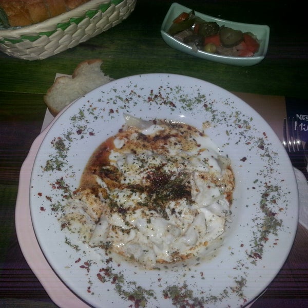 Photo prise au Kipos Kitchen &amp; Cafe par Özge Ç. le11/7/2014