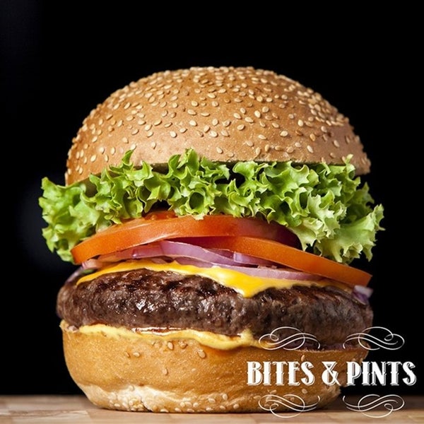 Foto tirada no(a) Bites &amp; Pints Burger &amp; Beer Bar por Bites &amp; Pints Burger &amp; Beer Bar em 2/17/2017