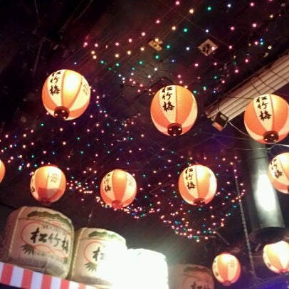 9/30/2012 tarihinde Marcela K.ziyaretçi tarafından Tokyo Delve&#39;s Sushi Bar'de çekilen fotoğraf