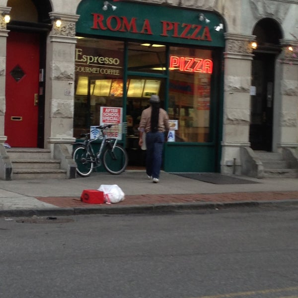 Foto diambil di Roma Pizza oleh Sakena P. pada 4/20/2013