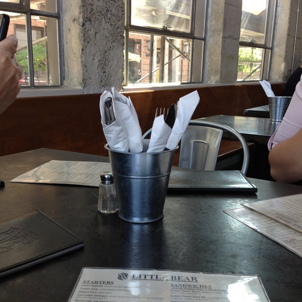 5/10/2013にSakena P.がLittle Bear L.A. Restaurantで撮った写真