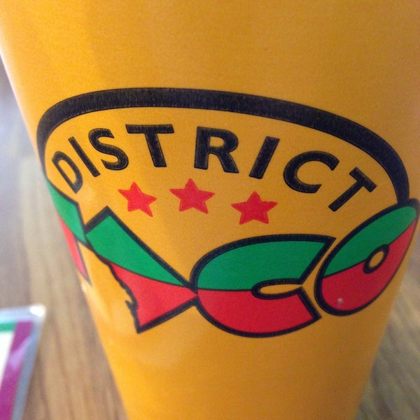 รูปภาพถ่ายที่ District Taco โดย Johnathan R. เมื่อ 4/26/2013