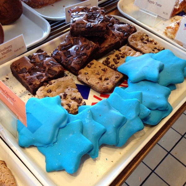 Foto scattata a Vie de France Bakery Cafe da Hillary R. il 11/24/2013
