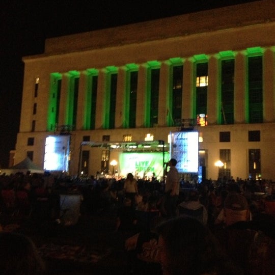รูปภาพถ่ายที่ Live On The Green Music Festival โดย Amy S. เมื่อ 10/5/2012