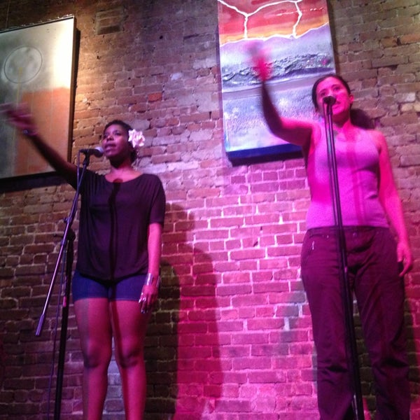 รูปภาพถ่ายที่ Nuyorican Poets Cafe โดย Erika J. เมื่อ 7/27/2013