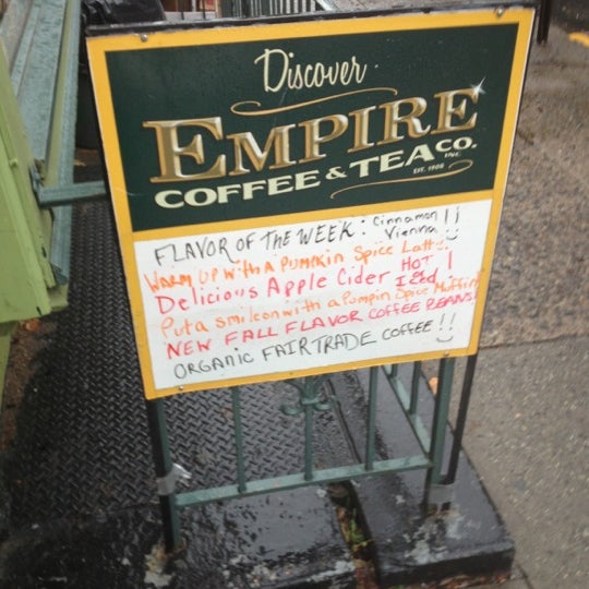รูปภาพถ่ายที่ Empire Coffee &amp; Tea โดย Vinny P. เมื่อ 10/2/2012