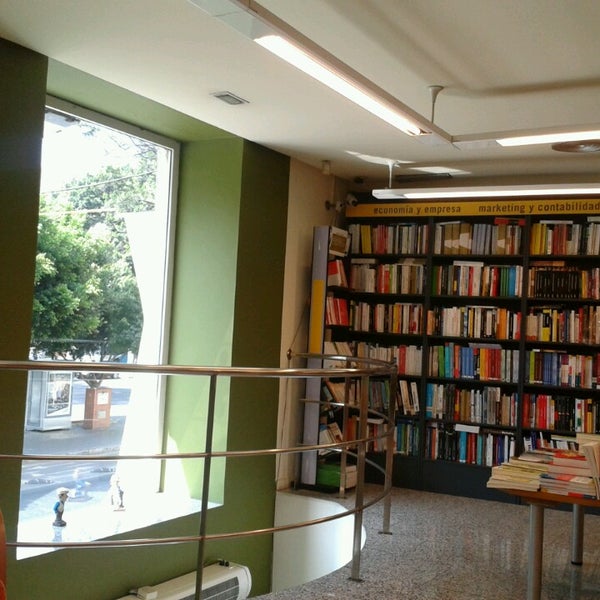 Foto diambil di Librería Luces oleh Eduardo F P. pada 5/25/2013