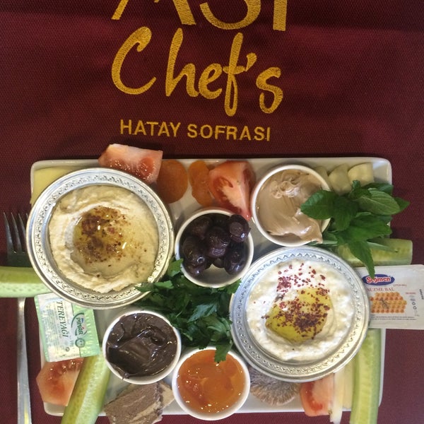 รูปภาพถ่ายที่ By Asi Chef&#39;s Hatay Sofrası โดย Bülent M. เมื่อ 2/12/2015