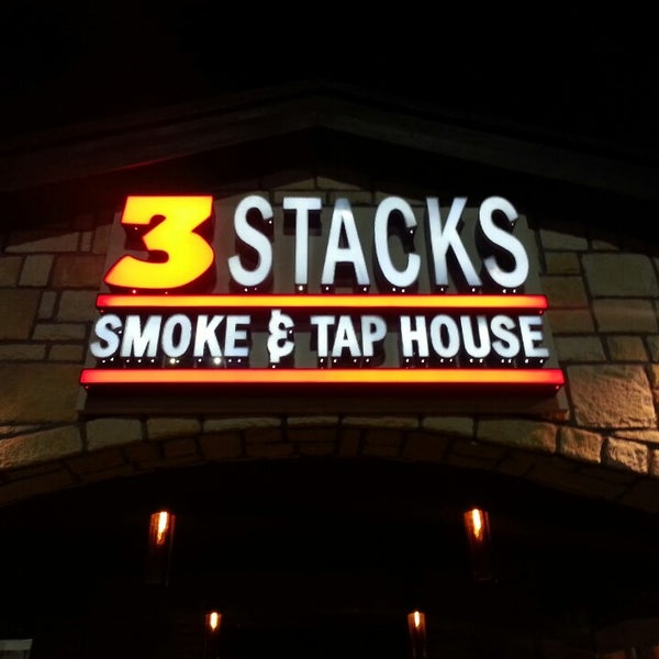 รูปภาพถ่ายที่ 3 Stacks Smoke &amp; Tap House โดย Chris K. เมื่อ 3/2/2013