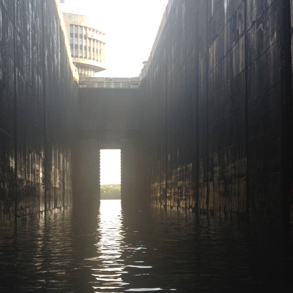 Камень с золотыми вкраплениями. Кварц-золото-сульфидная руда. Шунгит горная порода. Кварц сульфидная руда. Внутри платина.