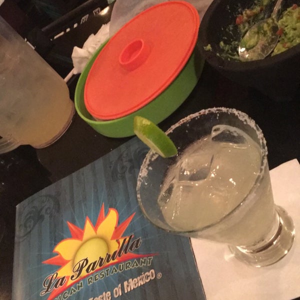 Foto scattata a La Parrilla Mexican Restaurant da Jenny D. il 8/6/2016