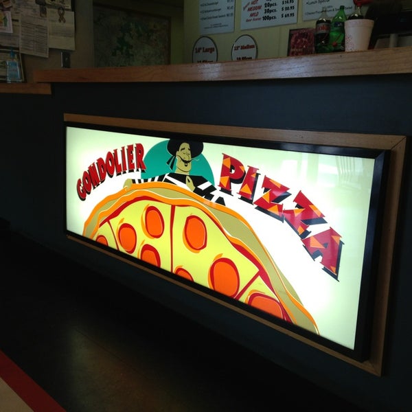 6/15/2013にJenny D.がGondolier Pizzaで撮った写真