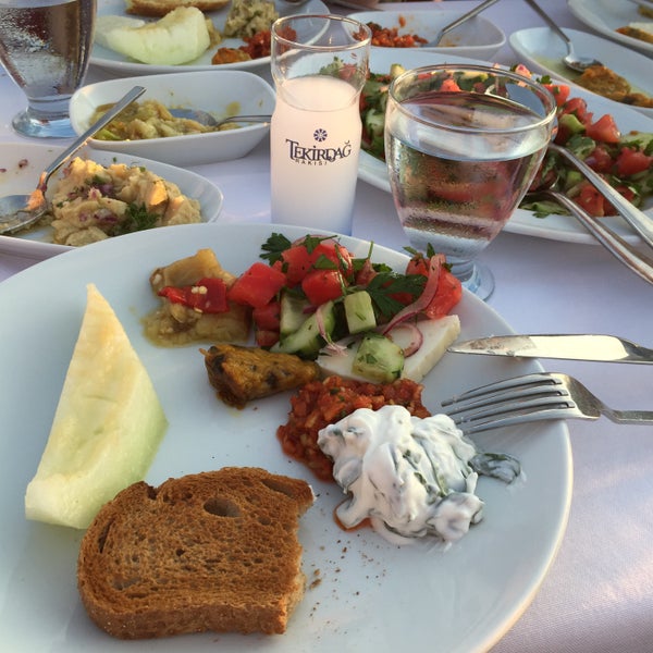Foto diambil di Yalı Kıyı Balık Restaurant oleh Pınar💠 pada 6/27/2015