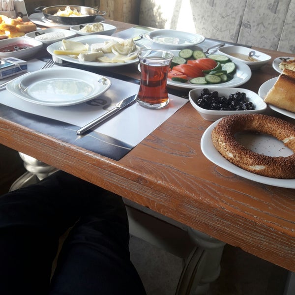 รูปภาพถ่ายที่ Omsed Unlu Mamüller Cafe ve Restaurant โดย Mashar K. เมื่อ 3/9/2018
