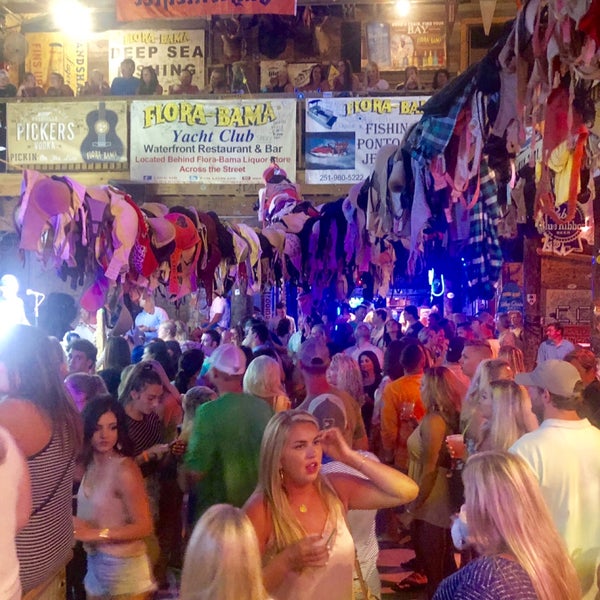 Снимок сделан в Flora-Bama Lounge, Package, and Oyster Bar пользователем Kelly C. 7/21/2019