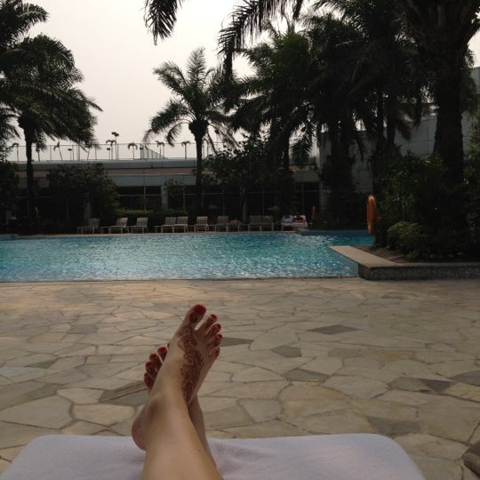 Das Foto wurde bei Poolside - Hotel Mulia Senayan, Jakarta von Anna M. am 10/3/2012 aufgenommen