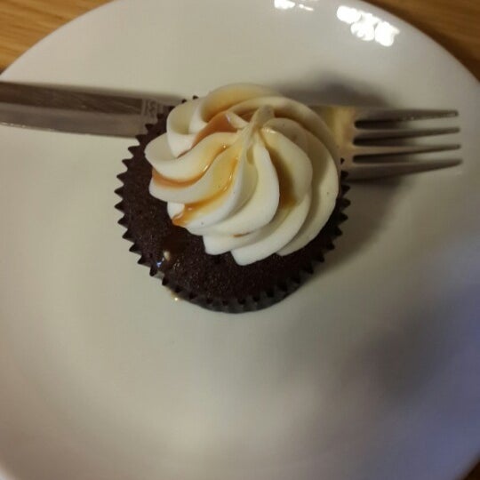 รูปภาพถ่ายที่ Buttercupp - A Cupcake Shoppe โดย Mitti C. เมื่อ 8/9/2013