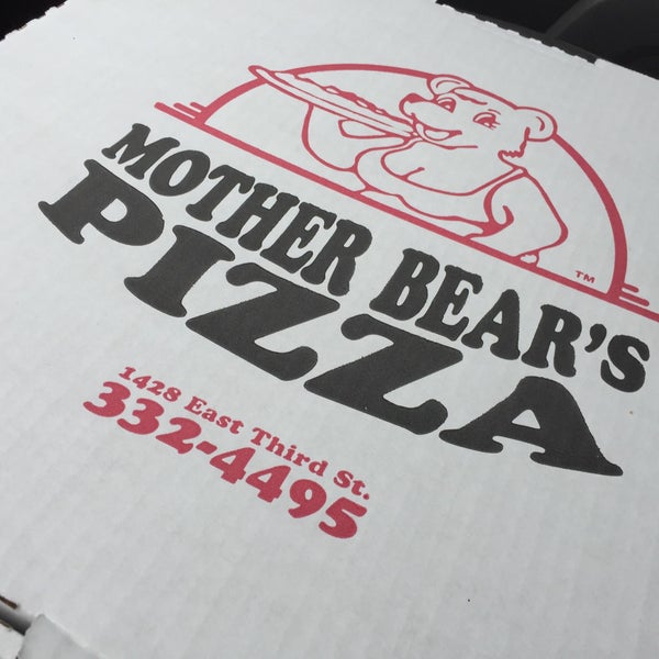 Снимок сделан в Mother Bear&#39;s Pizza Campus пользователем John K. 6/25/2015