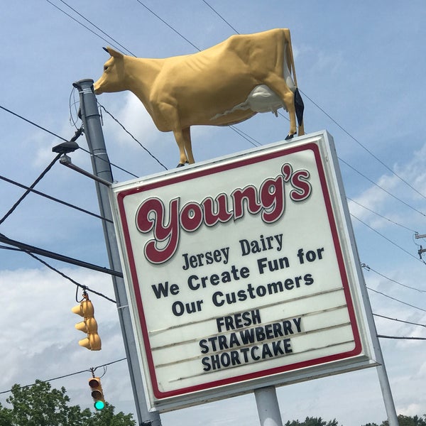 Foto diambil di Young&#39;s Jersey Dairy oleh John K. pada 6/29/2017