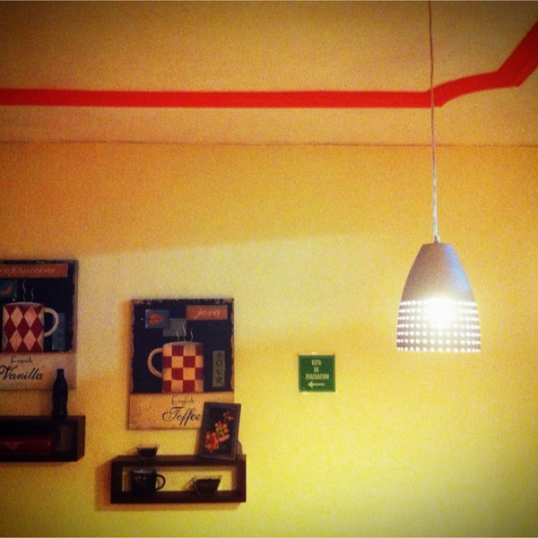 Снимок сделан в Rico Aroma Tea &amp; Coffee Shop пользователем Jose de Jesus D. 1/18/2013