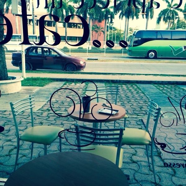 รูปภาพถ่ายที่ Rico Aroma Tea &amp; Coffee Shop โดย Jose de Jesus D. เมื่อ 7/26/2014