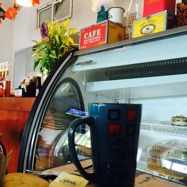 รูปภาพถ่ายที่ Rico Aroma Tea &amp; Coffee Shop โดย Jose de Jesus D. เมื่อ 11/7/2015