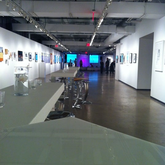 Foto tomada en Fashion Industry Gallery  por Lisa M. el 11/1/2012