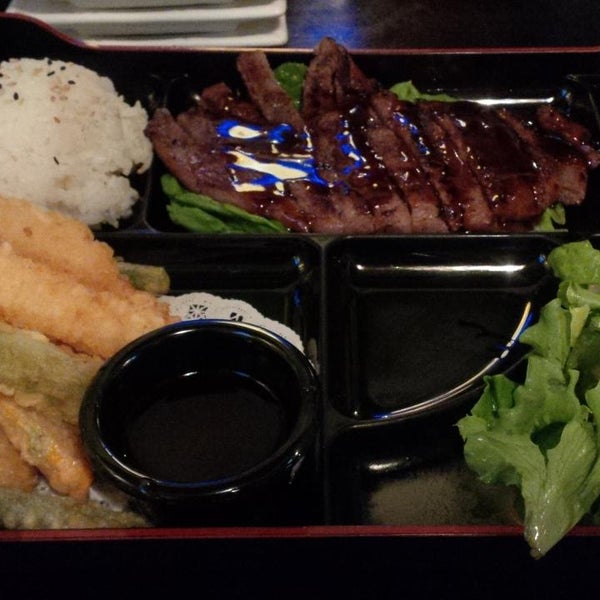 Photo taken at Sushi Mon Japanese Cuisine by Lis s. on 11/20/2014