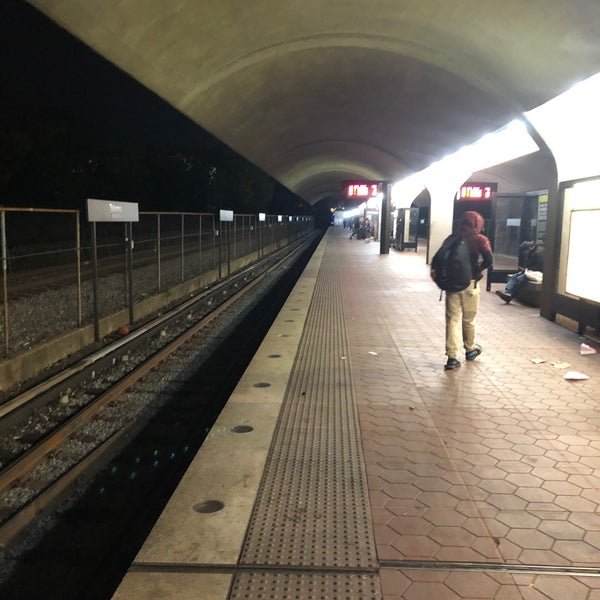 Foto tirada no(a) Takoma Metro Station por Laura W. em 10/22/2019