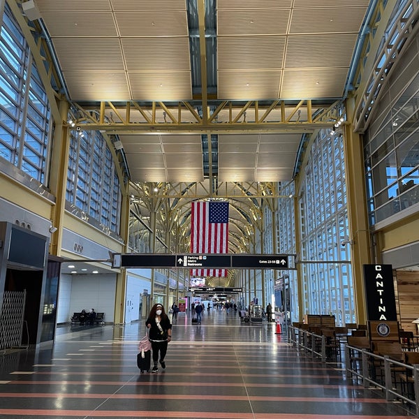 Photo taken at Ronald Reagan Washington National Airport (DCA) by Laura W. on 4/1/2022