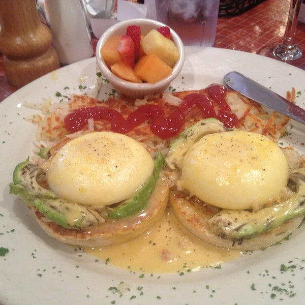 Снимок сделан в Bailey&#39;s Breakfast &amp; Lunch пользователем Michelle B. 6/15/2013