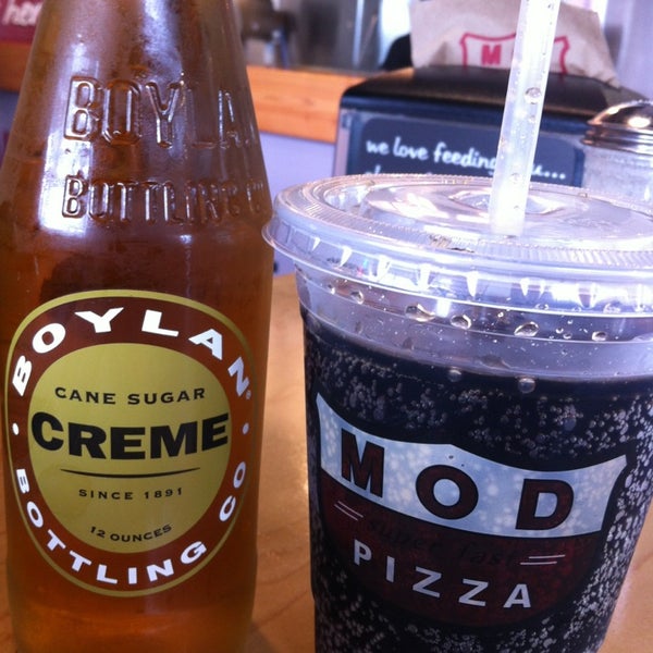 Photo taken at Mod Pizza by Melissa C. on 5/18/2013