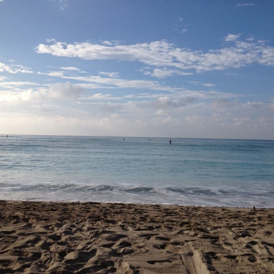 Foto diambil di Waikiki Beach Services oleh JoAnna H. pada 12/1/2012