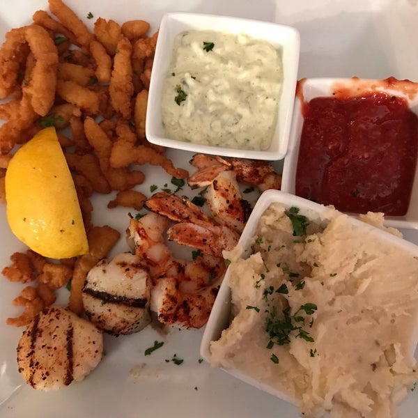 Foto diambil di Sweeney&#39;s Seafood Restaurant oleh Diane F. pada 6/29/2019